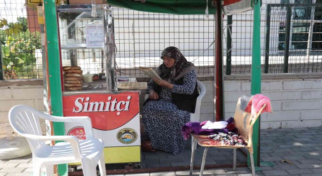 18 yıldır simit tezgahıyla hem cezaevindeki oğluna hem torunlarına bakıyor