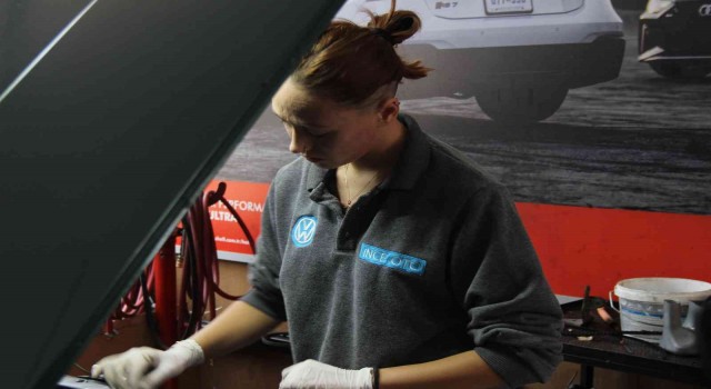 19 yaşındaki oto tamir ustası kadını görenler şaşkınlığını gizleyemiyor