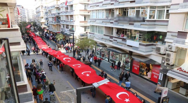 1919 metre bayrakla Cumhuriyet Yürüyüşü