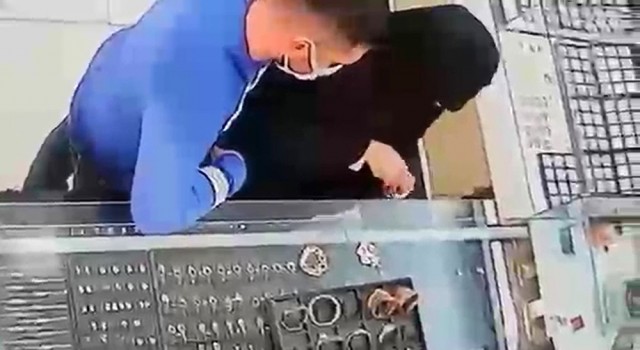 20 dakika kuyumcuyu oyalayıp, 50 bin TLlik hasır bileziği çaldılar