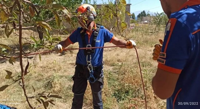 20 metrelik kuyuya düşen kediyi AFAD ekibi kurtardı