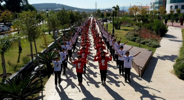 250 öğrenci cumhuriyetin 99uncu yılında aynı anda zeybek oynadı