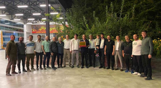 26 yıllık halı saha serüvenini sonlandıran Çata plaketli veda
