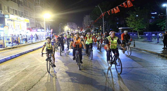29 Ekim coşkusu Antalya sokaklarında