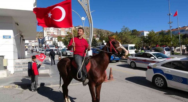 29 Ekim Cumhuriyet Bayramı kutlamalarına at sırtında katıldı