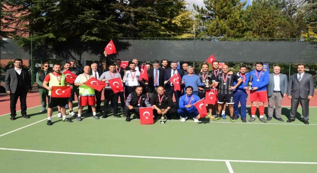 29 Ekim Cumhuriyet Bayramı Personel Ayak Tenisi Turnuvasında ödüller sahiplerini buldu