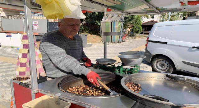 36 yıldır sokaklarda kestane satarak geçimini sağlıyor