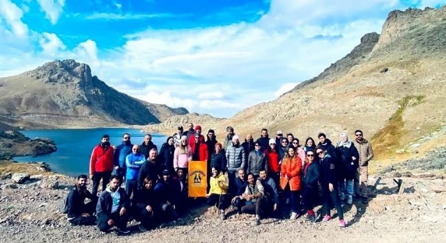 45 dağcı Sat Göllerinin güzelliklerini görme fırsatı buldu