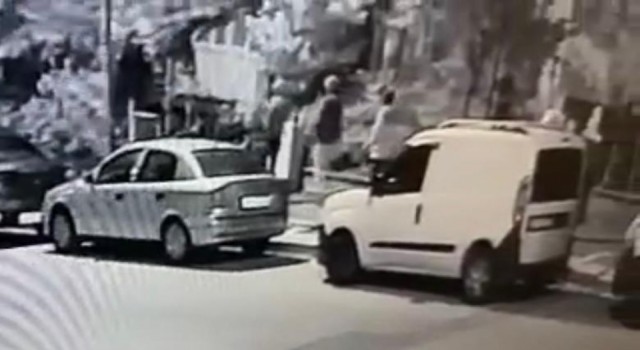 5 şüphelinin motosikleti çaldığı anlar kameraya yansıdı