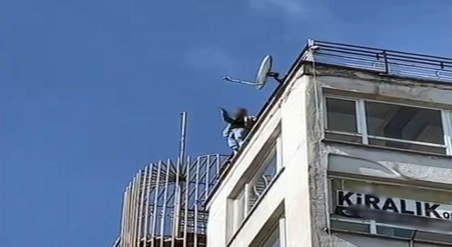 7 katlı iş hanının çatısından atlarken son anda kurtarıldı