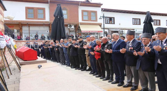 89 yaşında hayatını kaybeden gazisi son yolculuğuna uğurlandı