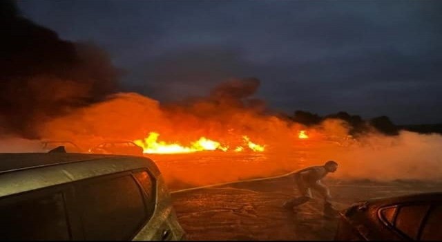 ABDde küçük uçak araç galerisine düştü: 2 ölü