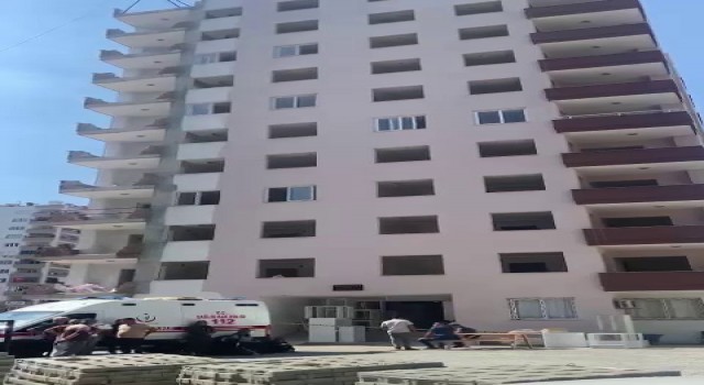 Adanada inşaatta asansör boşluğuna düşen işçi öldü
