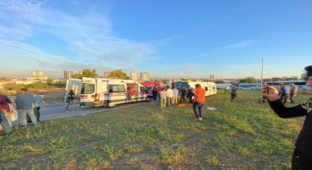 Adanada işçileri taşıyan midibüs devrildi: 16 yaralı