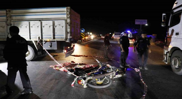 Adanada motosiklet ile kamyon çarpıştı: 1 ölü, 1 yaralı