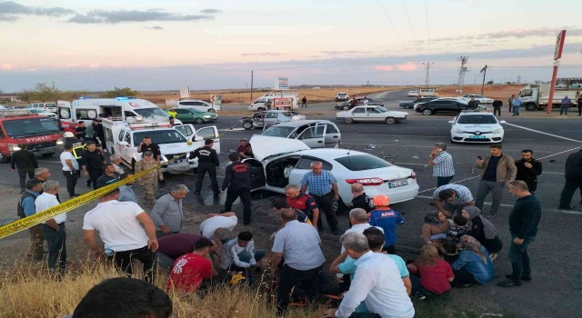 Adıyamanda 3 otomobil çarpıştı: 1 ölü, 10 yaralı