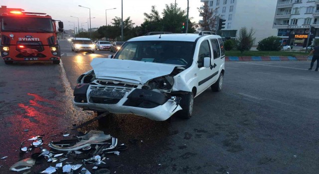 Adıyamanda iki araç çarpıştı: 6 yaralı