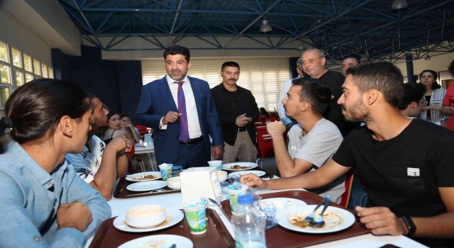 ADÜ Rektörü Aldemir üniversite yemekhanesinde öğrencilerle buluştu