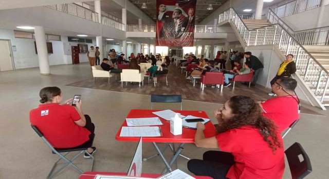 ADÜlü öğrenciler canlı müzik eşliğinde kan bağışı yaptı