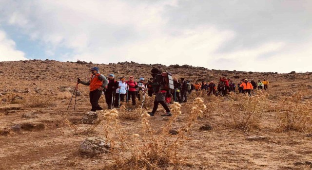 Ağrı Dağı zirvesine çıkmak isteyen kadın dağcılara fırtına engel oldu