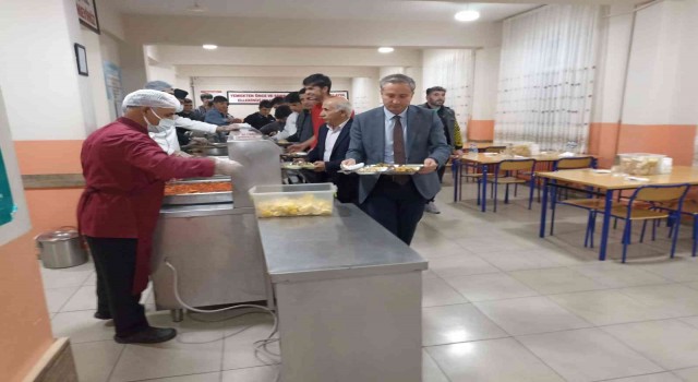 Ağrı Milli Eğitim Müdürü Kökrek, öğrencilerle yemek yedi