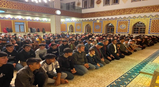 Ağrı Milli Eğitim Müdürü Kökrek, sabah namazında öğrencilerle bir araya geldi