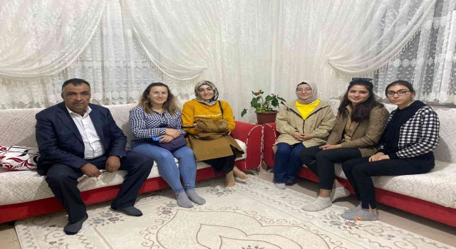 Ağrıda öğretmenler, öğrenci ailelerinin kapısını çalarak evlerine konuk oluyor