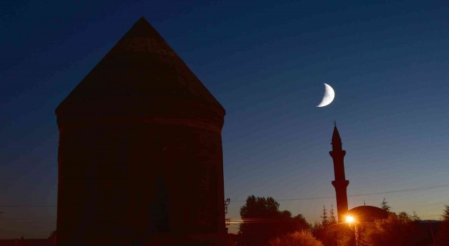 Ahlatta ‘Yarım Ayın tarihi yapılarla oluşturduğu görüntü hayran bıraktı