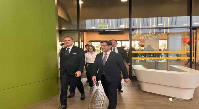 AK Parti Sözcüsü Ömer Çelik: “Arabanın takla attığı ve daha sonra kayalara çarptığı ciddi bir kazaydı”