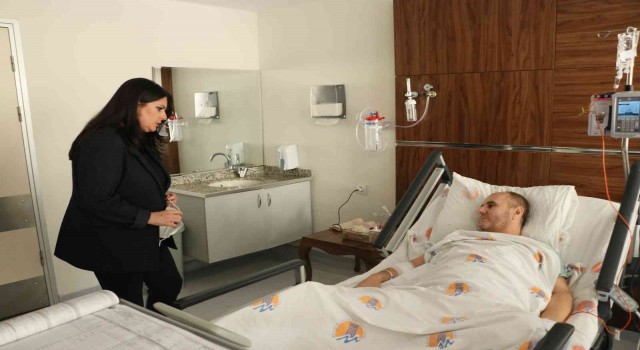 AK Partili Sarıeroğlu, polis evine düzenlenen saldırıda yaralanan polisi ziyaret etti
