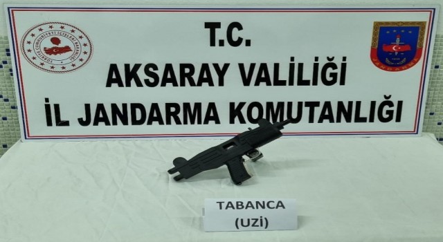 Aksarayda jandarma restorandaki şahsın üzerinde uzi silah ele geçirdi