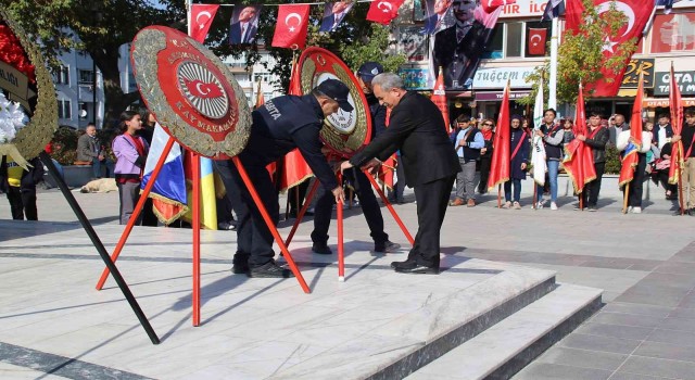 Akşehirde Cumhuriyet Bayramı kutlamaları çelenk sunumuyla başladı