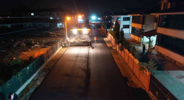 Akyazıda asfalt çalışmaları gece-gündüz sürüyor