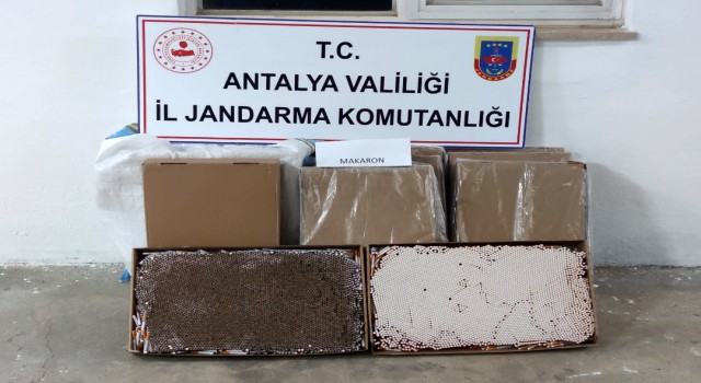Alanyada bir yolcu otobüsünde 36 bin adet hazır makaron ele geçirildi