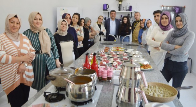 Aldıkları eğitimle yemek yapmanın püf noktalarını öğreniyorlar