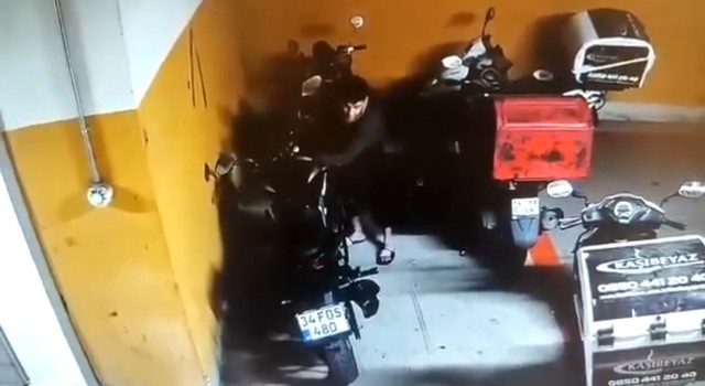 Alışveriş merkezi otoparkında motosiklet hırsızlığı kamerada