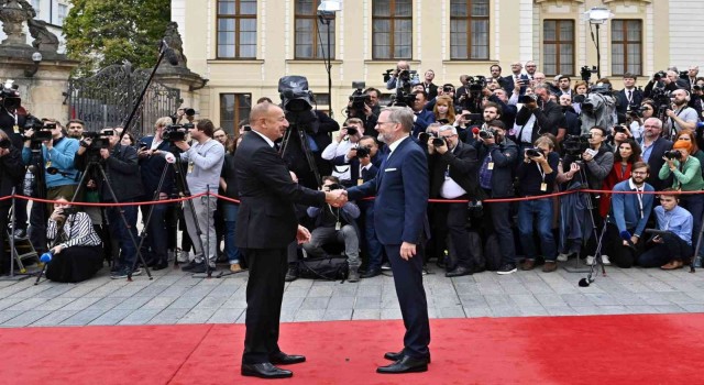 Aliyev, Avrupa Siyasi Topluluğu Zirvesine katılmak üzere Prag Kalesinde
