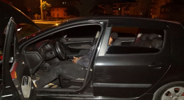 Alkollü araç kullanırken kaza yaptı, önce arabaya yattı, sonra polise ağladı