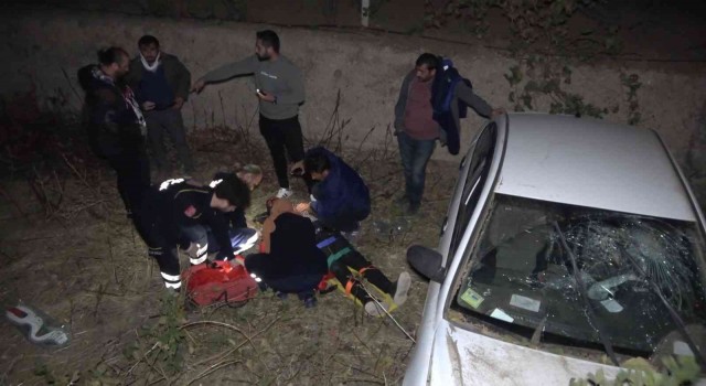 Alkollü sürücü otomobiliyle dereye uçtu: 2 yaralı