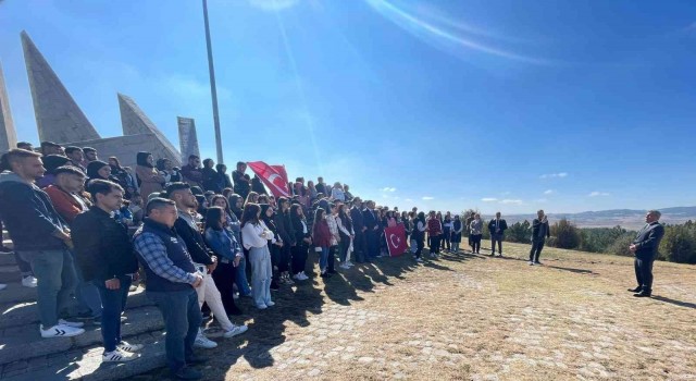 Altıntaş MYO öğrencileri ilk derslerini tarihi Zafertepe Anıtında işledi