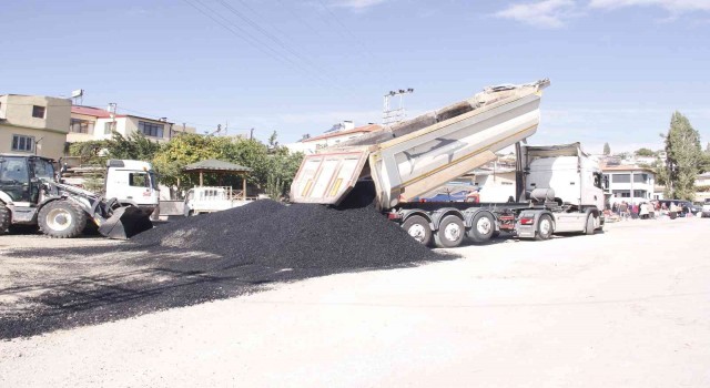 Altyapımı tamamlanan Karakayada asfalt serimine başlandı