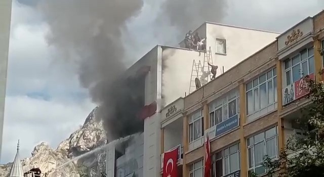 Amasyada 5 katlı iş yerinde yangın: Çatıda mahsur kalan 5 çalışan kurtarıldı