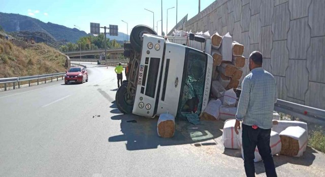 Amasyada saman yüklü kamyon devrildi