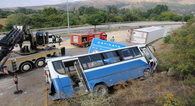 Amasyada tır ile halk otobüsü çarpıştı, yolcu bulunmaması faciayı önledi