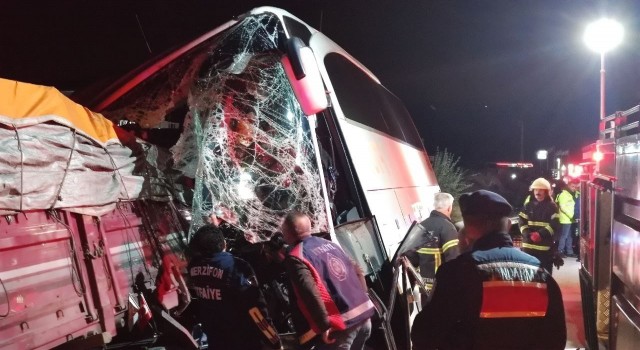 Amasyada yolcu otobüsü ile kamyon çarpıştı: 2 ölü, 19 yaralı