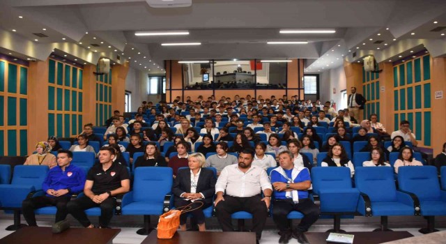 Amatör sporun öğrencilerin gelişimindeki rolü DOSTEKte konuşuldu