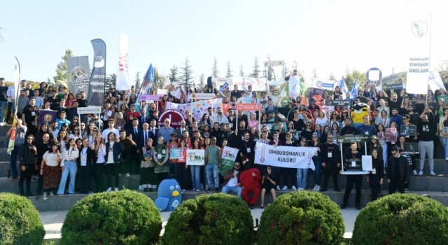 Anadolu Üniversitesinde Öğrenci Kulüpleri Şenliği coşkusu