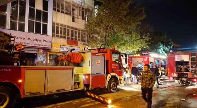 Ankarada döşeme atölyesinde çıkan yangında 4 itfaiye eri ve 1 işçi yaralandı