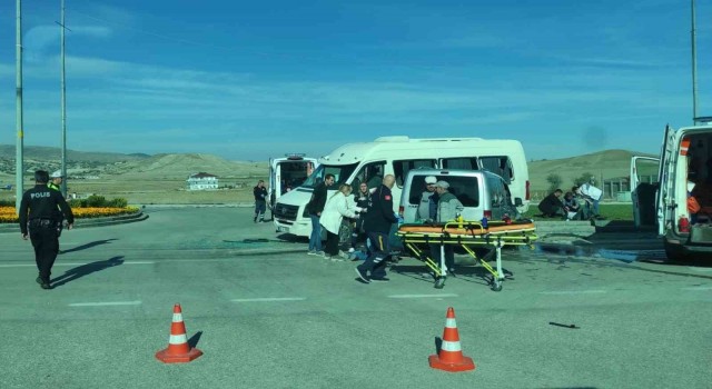 Ankarada işçi servisi ticari araçla çarpıştı: 10 yaralı
