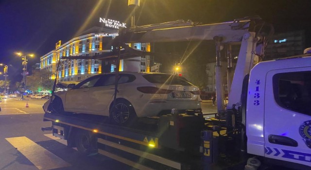 Ankarada ticari taksi ile otomobil kafa kafaya çarpıştı, 1i ağır 3 kişi yaralandı